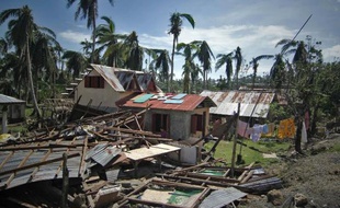 Des maisons détruites après le passage de la tempête Hagupit, le 8 décembre 2014 à Borongan, aux Philippines