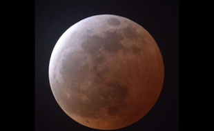 Une éclipse totale de Lune observée depuis le Japon, le 4 avril 2015.