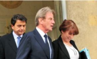 Fadela Amara et Bernard Kouchner (à g.)à la sortie du Conseil des ministres, hier.