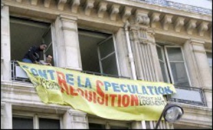 Le "ministère de la Crise du logement", installé par trois associations dans un immeuble squatté de la rue de la Banque à Paris (IIe), ouvrira au public le jeudi 11 janvier, a-t-on appris auprès d'une de ces associations.
