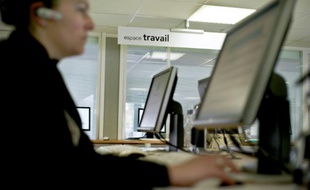Une personne fait des recherches sur un ordinateur, le 30 avril 2009 dans une agence Pôle emploi de Dijon