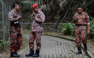 Des sauveteurs le 6 juin 2015 à Kundasang