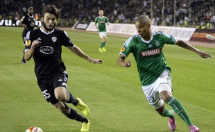 Le Stéphanois Kevin Monnet-Paquet (à d.) porte le maillot confectionné pour la Ligue Europa lors du premier match de poules disputé face à Qarabag.