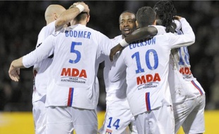 Cris, Bodmer, Govou, Ederson et Gomis (de g. à d.) se congratulent après leur succès remporté samedi devant Nice (2-0).