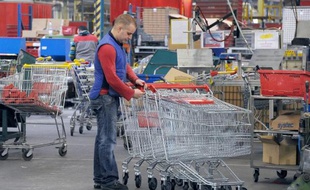 Un employé dans une usine Caddie, filiale d'Altia, à Drusenheim, le 5 mars 2012