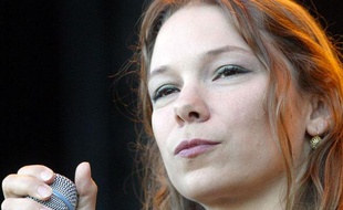 La chanteuse américano-mexicaine Lhasa de Sela le 24 juillet 2004 sur la scène du Festival des Vieilles Charrues à Carhaix, lors la 13e édition du festival.