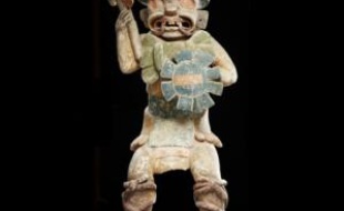Cette statue d'un Dieu maya, vendue 2,9 millions d'euros lundi à l’hôtel Drouot à Paris, serait un faux selon le Mexique.