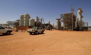 Les ravisseurs d'otages étrangers sur un site gazier en Algérie, veulent le retrait de l'armée algérienne qui encercle le complexe, pour permettre des négociations, a affirmé jeudi l'un d'eux sur la chaîne de télévision satellitaire du Qatar Al-Jazeera.