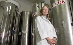 Les personnes cryogénisées sont plongés dans un bain d'azote liquide à -196 degrés dans de grandes cuves métalliques.
