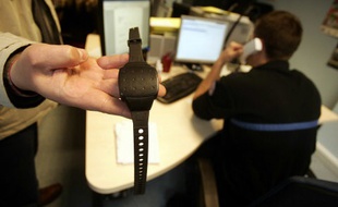 Des bracelets électroniques pour les hommes violents: ça fonctionne en Espagne et dans d'autres pays, par exemple.