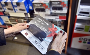 Un adaptateur TNT HD dans un magasin, le 1er avril 2016, à Nantes.