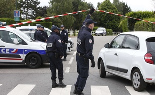 Les policiers travaillent sur la scène du crime, à Magnanville