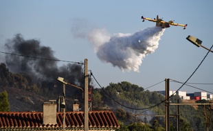 Départs de feux dans une zone industrielle près de Marseille : 100 pompiers sur place