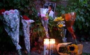 Un autel improvisé pour rendre hommage à Michael Jackson, devant l'hôpital de UCLA à Los Angeles, le 25 juin 2009