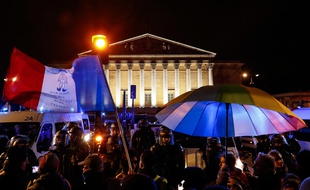 Samedi 20 février, des opposants à la réforme des retraites manifestent leur colère devant l'Assemblée Nationale