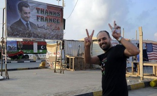 La France a fourni directement ou indirectement de très importantes quantités d'armes aux rebelles libyens qui combattaient pour renverser Mouammar Kadhafi, des livraisons décidées lors de réunions pour certaines secrètes, relate l'écrivain Bernard-Henri Lévy dans un livre.