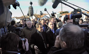 Nicolas Sarkozy en déplacement à Châtelaillon-Plage, en Charente-Maritime, le 21 février 2012.