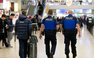 Des policiers patrouillent à l'aéroport de Genève le 10 décembre 2015