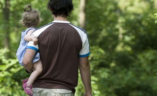 Pour élever leurs enfants, les pères daujourd'hui prennent plus exemple sur leur mère que sur leur père.