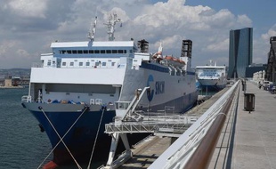Un navire de la SNCM dans le port de Marseille, le 10 juin 2015