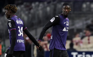 Manu Koné et Yaya Sanogo après la défaite du TFC contre Brest, le 11 janvier 2020 au Stadium de Toulouse.
