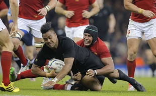 Le capitaine du XV de France Thierry Dusautoir plaque l'ailier de la Nouvelle-Zélande Julian Savea lors du quart de finale de Coupe du monde de rugby à Cardiff (pays de Galles), le 17 octobre 2015.