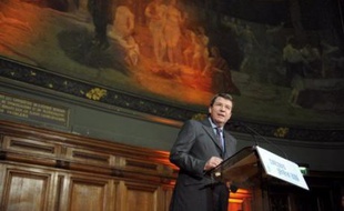 Déjà 11.200 suppressions de postes dans l'Education, essentiellement des enseignants, sont inscrites au budget 2008. "Pour la rentrée 2009, nous prévoyons encore une perte de 30.000 élèves dans le second degré. Nous en tirerons naturellement les conséquences", explique le ministred e l'Education Xavier Darcos.