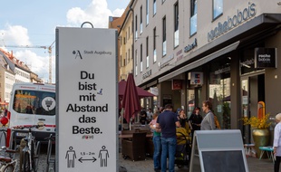 Un panneau demandant de respecter la distanciation sociale, à Augsburg en Allemagne le 11 octobre 2021.