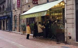 Obligés de fermer à cause de l'épidémie de coronavirus, beaucoup de restaurateurs bordelais ont tenté, lundi 16 mars 2020, de vider leurs frigos.