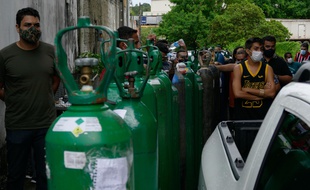 A Manaus au Brésil, la nouvelle flambée épidémique -probablement causée par le variant brésilien- est telle que c'est aux familles de fournir les bouteilles d'oxygène pour soigner les proches malades.