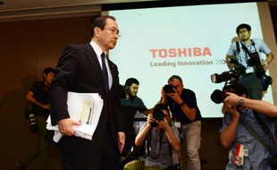 Le président de Toshiba Masashi Muromachi (g), à l'issue d'une conférence de presse sur les résultats financiers de la compagnie, le 7 septembre 2015 à Tokyo
