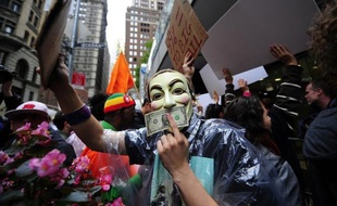 Soixante-huit militants du mouvement anti-Wall Street ont été interpellés alors qu'ils tentaient de se réunir à Manhattan dans la nuit de samedi à dimanche, par la police de New York, a indiqué celle-ci.
