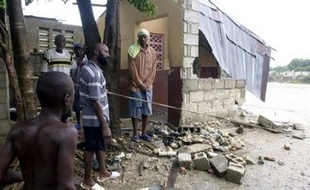 La tempête tropicale Gustav, qui a fait au moins 22 morts en République dominicaine et Haïti, se rapprochait jeudi matin des côtes de la Jamaïque et menaçait de se transformer à nouveau en un ouragan, selon le Centre national des ouragans (NHC) américain, basé à Miami.