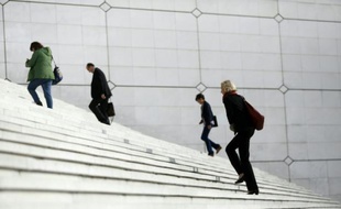 Des employés gravissent les marches de l'Arche de La Défense, dans les Hauts-de-Seine, le 4 septembre 2015
