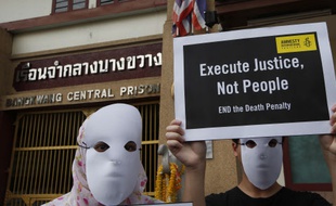 Des militants d'Amnesty international manifestent contre la peine de mort.
