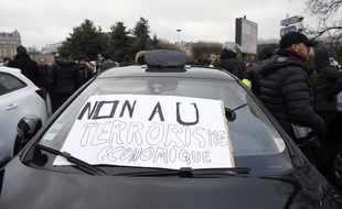 Manifestation des taxis, le 26 janvier 2016 contre la concurrence des VTC.AFP PHOTO / THOMAS SAMSON