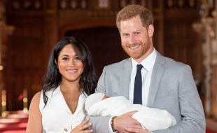 Première photo officielle d'Archie dans les bras de ses parents, deux jours après sa naissance, le 8 mai 2019.