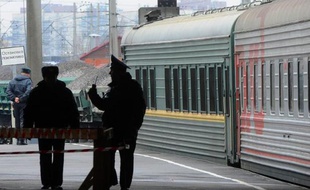 Les trente membres d'équipage du navire de Greenpeace arrêtés après une action sur une plateforme pétrolière dans l'Arctique et transférés de Mourmansk à Saint-Pétersbourg en wagon spécial, ont été à nouveau incarcérés à leur arrivée mardi dans l'ex-capitale impériale, selon l'ONG.