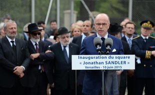 Le ministre de l'Intérieur Bernard Cazeneuve s'exprime lors de l'inauguration du square Jonathan Sandler à Versailles, le 10 juin 2015