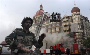 Les attentats qui pulvérisent depuis des années des marchés populaires en Inde sont en général oubliés dès le lendemain. Mais les attaques de Bombay, ville-symbole du "miracle" économique indien, ont cette fois réveillé les consciences des classes moyennes et aisées.