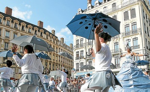 En 2012, plus de 4 000 danseurs amateurs avaient participé au défilé.