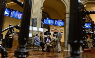 L'Espagne a levé jeudi 4,799 milliards d'euros sur le marché obligataire, parvenant à négocier des taux d'intérêt en chute sur l'échéance-phare à 10 ans, considérée comme un baromètre de la confiance des investisseurs, a annoncé la Banque d'Espagne.