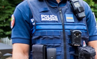 Un policier municipal de Toulouse équipé d'une caméra-piéton.