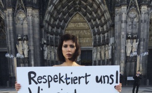 L'artiste Milo Moire proteste contre les violences commises lors du nouvel an à Cologne, le 8 janvier 2015. AP Photo/Dorothee Thiesing.