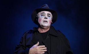 Auteur, comédien et metteur en scène infatigable, grand défenseur de la démocratisation du théâtre, Jérôme Savary est mort lundi soir à l'âge de 70 ans, suscitant de multiples réactions du monde du spectacle et de personnalités politiques.