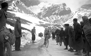 Le cycliste azuréen en course par -4°C, en 1939, sur le col de l’Iseran