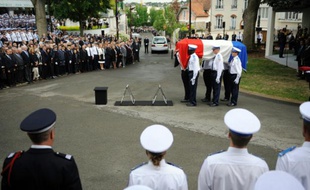 Les funérailles de la policière municipale Aurélie Fouquet, le 26 mai 2010 à Villiers-sur-Marne, dans la banlieue parisienne