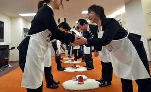 Des milliers de jeunes recrues japonaises ont débuté lundi leur vie de salariés, accueillis dans leur première entreprise par les discours de patrons leur souhaitant audace, courage et bravoure pour affronter les défis de la société nippone.