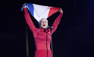 Emilie Satt, du duo Madame Monsieur, lors d'un concert à Antibes, en juillet 2018.
