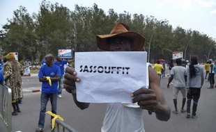 Un opposant au président Denis Sassou Nguesso lors d'une manifestation à Brazzaville, le 27 septembre 2015 au Congo